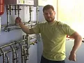 Довольный монтажник сделавший отопление из нержавеющей стали!