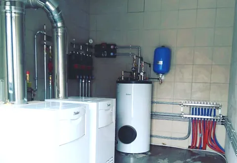 Отопление из нержавеющей стали и меди в Омске с двумя напольными котлами Vaillant