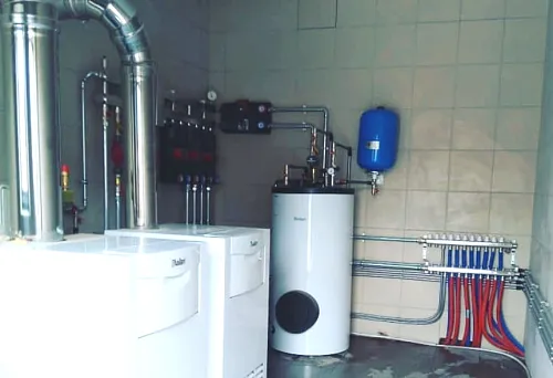 Отопление из нержавеющей стали и меди в Омске с двумя напольными котлами Vaillant