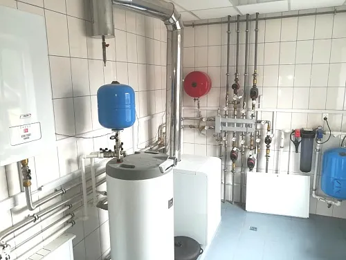 Комплект из двух кронштейнов K.UF на объекте Газовый котел Protherm установлен в котельной кирпичного дома Челябинской области в п. Родной