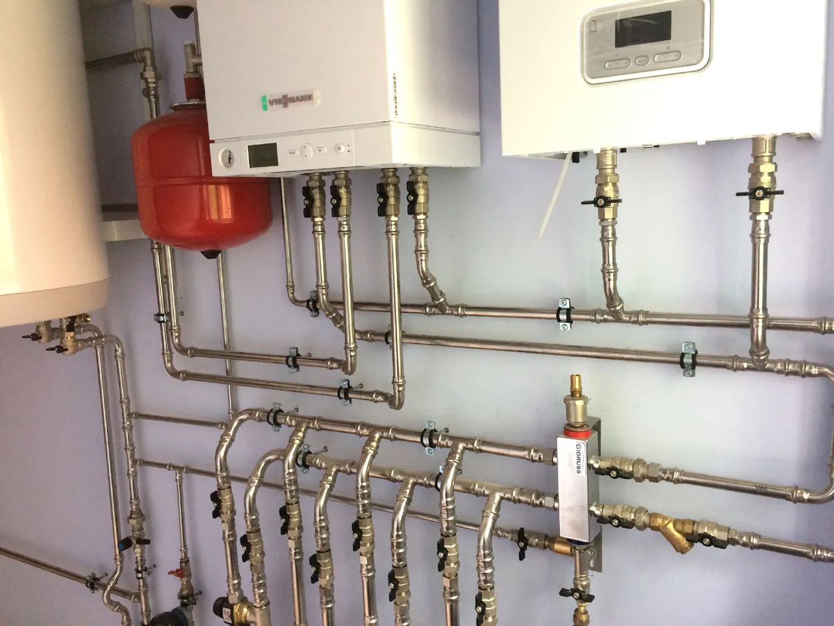 Отопление из нержавеющей стали - обвязка крупным планом